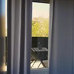 Lh בית הארחה